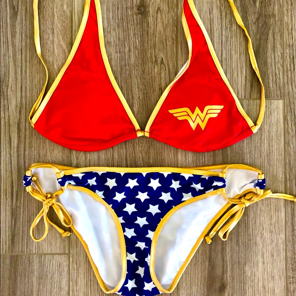 DC Comics WONDER WOMAN Bikini 2 Pieces NEW w/o Tag